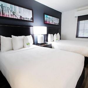 Zimmer mit Queensize-Bett für Gäste mit Behinderungen